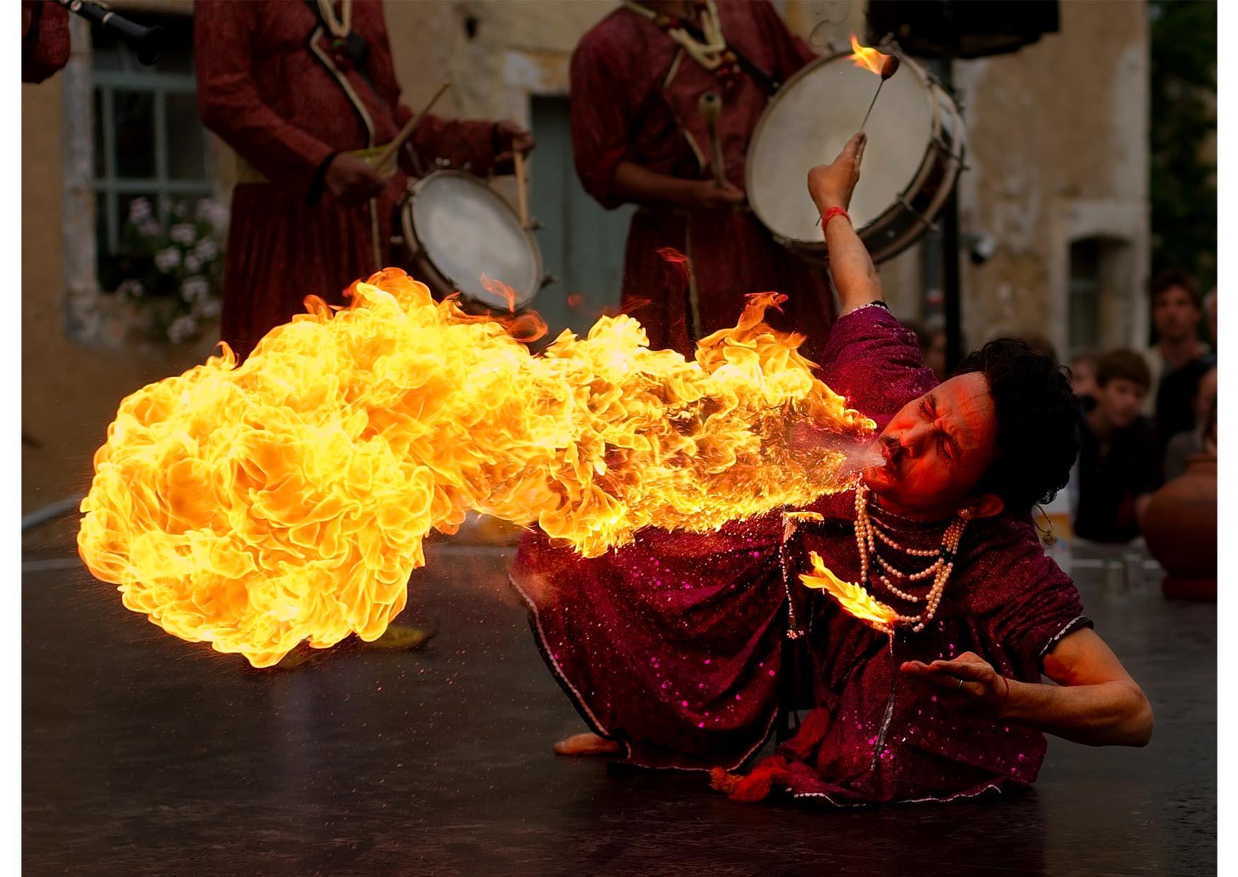 Photo fire-eater from the "jaipur maharaja brass band"